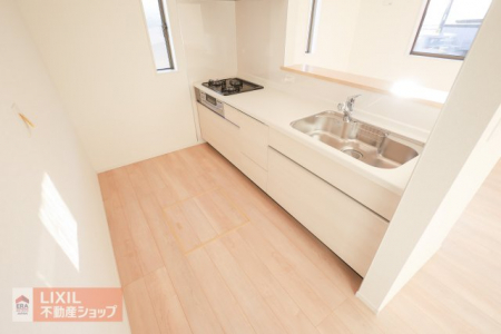 �L�b�`���@�y�L�b�`���z�Ζʎ��L�b�`���J�E���^�[�ł��q�l�̗l�q�����Ȃ��痿�����o���܂��B�X���C�h���[�ő傫�Ȓ����������N���N���[��