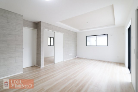 �@�y�_�C�j���O�^���n�����ʐ^�z�Ƒ��ł��낰��_�C�j���O�ł��B�Ζʎ��L�b�`���ł��H���̏��������Ȃ��炲�Ƒ��Ƃ̉�b���y���߂܂��B�_�C�j���O�e�[�u����u���Ă���Ƃ�̂���L���ł��B