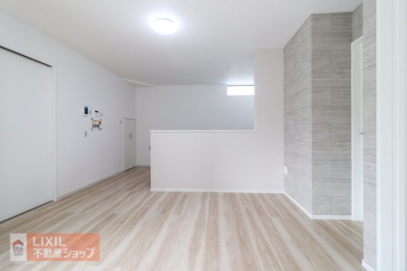 �@�y�_�C�j���O�^���n�����ʐ^�z�Ƒ��ł��낰��_�C�j���O�ł��B�Ζʎ��L�b�`���ł��H���̏��������Ȃ��炲�Ƒ��Ƃ̉�b���y���߂܂��B�_�C�j���O�e�[�u����u���Ă���Ƃ�̂���L���ł��B
