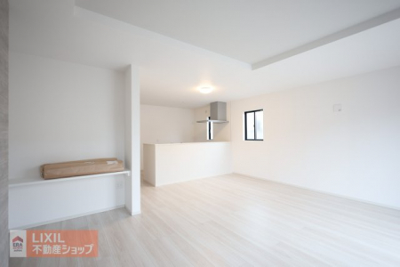 �@�y�_�C�j���O�^���n�����ʐ^�z�Ƒ��ł��낰��_�C�j���O�ł��B�Ζʎ��L�b�`���ł��H���̏��������Ȃ��炲�Ƒ��Ƃ̉�b���y���߂܂��B�_�C�j���O�e�[�u����u���Ă���Ƃ�̂���L���ł��B