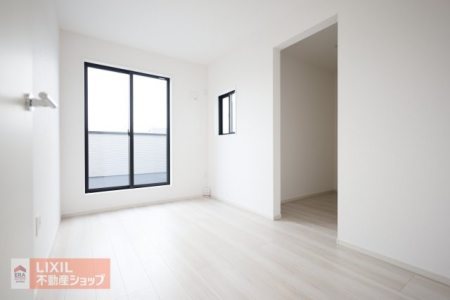 �Q���@�y�Q���^���n�����ʐ^�z2�K6.5���A�쐼���̗m���ł��B�N���[�[�b�g�����Ă��܂��̂ŁA�w�K���A�x�b�h��ݒu����ƁA�q�������Ƃ��Ă͂��傤�Ǘǂ��T�C�Y���Ǝv���܂��B�o���R�j�[�֒��ڏo���肪�ł��܂��B