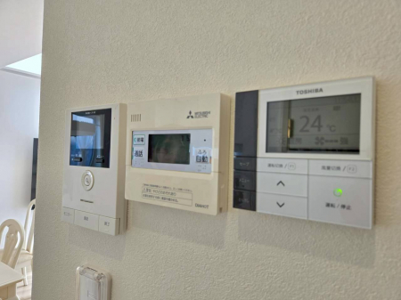 �@�yTV���j�^�[�t���C���^�[�t�H���E�����탊���R���E�󒲃p�l���z��炵���x����[���̐ݔ��B�����e�i���X�̍s���͂������@�\�R���g���[���p�l���B