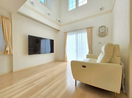 �@�y���r���O�_�C�j���O�z�J�������ӂ�郊�r���O�B���r���O�㕔�����������ɂȂ��Ă��邽�߁A1�K��2�K�ŉƑ��̋C�z�������Ȃ�����A�������Ƃ�����������ۂĂ܂��B