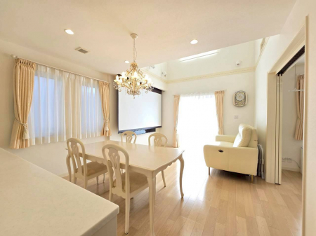 ���r���O�@�y���ԁE���r���O�z���i�͊J�������ӂ�郊�r���O�Ƃ��āA�x���̓X�N���[�����~�낵�Ĕ����̃z�[���V�A�^�[�Ƃ��āB���������Ԃ��ő���y���߂܂���