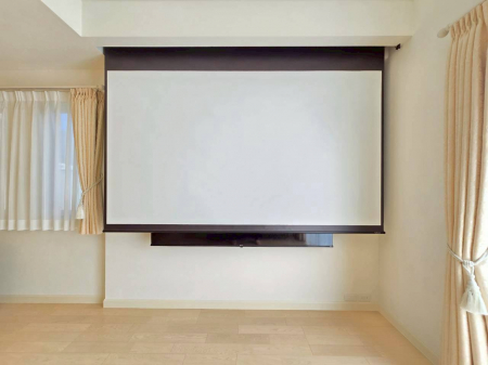 ���̑��@�y��^�v���W�F�N�^�[�X�N���[���z�g�������������A�X�}�[�g�Ȏ��[���X�N���[�����̗p�B�e���r�����鎞�̓X�b�L���ƁA�i�ʂȎ��Ԃ͑��ʂŁB�f�U�C�����Ǝ�𗼗��������A�����Z��Ȃ�ł͂̂������d�l�ł���