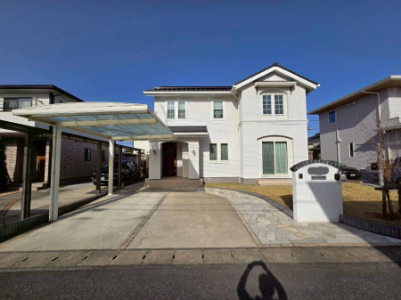 �@�y���ԏ�z��Ƃ�̕��񒓎�2��X�y�[�X������܂��B�����Ƃ̒i�������Ȃ��A���ɃX���[�Y�ɓ��ɂł��܂��B�J�[�|�[�g1�䕪�����B