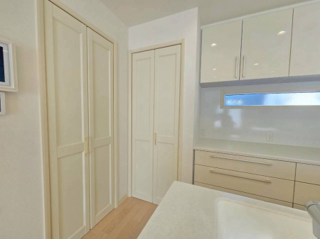 ���[�@�y�p���g���[�X�y�[�X�z�L�b�`�����ɑ�e�ʂ̃p���g���[�X�y�[�X���m�ہB�H�i�̃X�g�b�N�⒲�����A�������̏o�₷���������X�b�L���ƉB���Ď��[�ł��A�������L�b�`����ۂĂ܂���