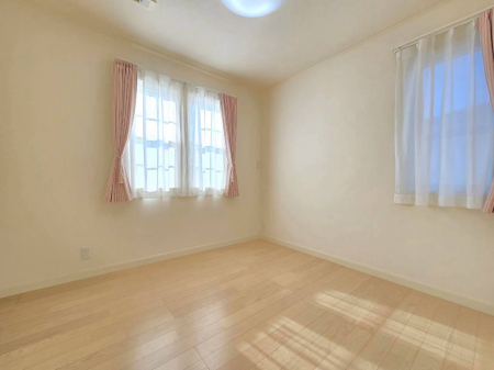 �q�������@�y�q�������z2�ʍʌ��ŗz�����ӂ��A���邭���₩�Ȃ������B�w�K����x�b�h����Ƃ�������Ĕz�u�ł���A�g������̗ǂ��Ԏ��ł��B