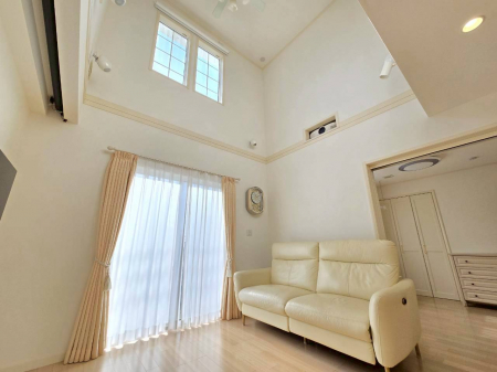 ���r���O�@�y���ԁE���r���O�z���グ��قǂ̍����V�䂪�A���|�I�ȉ�����������点�Ă���܂����傫�Ȑ������������璍�����R�����ALDK�𖾂邭��ݍ��݂܂��B