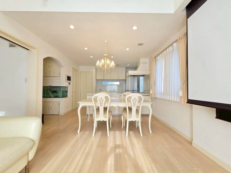 ���r���O�@�y���ԁE���r���O�z�J���I�Ȑ������Ɩ��邢���A�S�ً󒲂̉��K���͉Ƒ��̐S�n�悢���Ԃ����o���Ă���܂���