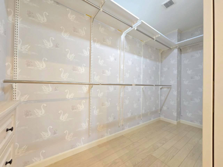 ���[�@�y���[�z��Q���אڂ̃E�H�[�N�C���N���[�[�b�g�ł��B�����̕��I�т��y�����Ȃ�悤�ȍ��g����^���Ă���܂����ǈ�ʂɏ㉺��i�̃p�C�v���ݒu����Ă���A�ʏ�̃N���[�[�b�g�̖�2�{�̎��[�͂��m�ۂł��܂��B