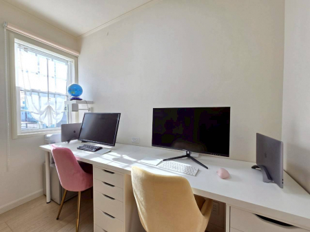 ���̑��@�y���[�N���[���z2�K���[�N���[���ł��B�����̍L�������O�f�X�N��2�l����ŁA���邢��1�l���ґ�ɍ�Ƃ��ł���\���ȕ��̃f�X�N���ݒu����Ă���܂��B�N���G�C�e�B�u�ȍ�Ƃ⃊���[�g���[�N�����K�ɍs���܂���