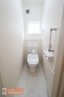 �g�C���@�y�g�C���^���n�����ʐ^�z�������@�\�ƒg�[�֍��@�\����������g�C���B�֊�{�͉̂��ꂪ�t�����ɂ����\�ʎd�グ�����H����Ă��܂��B�肷����W���Őݒu�ςł��̂ň��S�ł��B