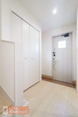 ���ց@�y���ց^���n�����ʐ^�z�������Ɩ��邢���ւ��F�l�����o�}���B�W���Őݒu�ς̃V���[�Y�{�b�N�X�ɂ��A���ւ��U�炩��Ȃ��悤�z������Ă��܂��B