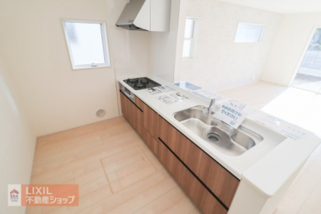 ���̑����ρ@�y���̑��ݔ��^���n�����ʐ^�z�L�X�Ƃ����V�X�e���L�b�`���B�V���N�ɂ͕֗��ȃV�����[�w�b�h�A�L�т�^�C�v�̐������W���Őݒu����Ă��܂��B�R�N�`�̃K�X�R�����ŁA�����������₷���ł��B