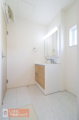 �@�y�E�ߏ�^���n�����ʐ^�z�����̑O�ɂ������܂��E�ߏ�́A�������Ƃ��Ă��܂��B�E�ߏ�ւ̖ڐ��΍�Ƃ��ēV��Ƀ��[���X�N���[����ݒu���邲��Ă��������܂��B