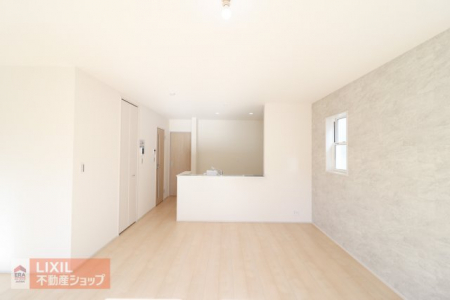 �@�y�_�C�j���O�^���n�����ʐ^�z�Ƒ��ł��낰��_�C�j���O�ł��B�Ζʎ��L�b�`���ł��H���̏��������Ȃ��炲�Ƒ��Ƃ̉�b���y���߂܂��B�_�C�j���O�e�[�u����u���Ă���Ƃ�̂���L���ł��B