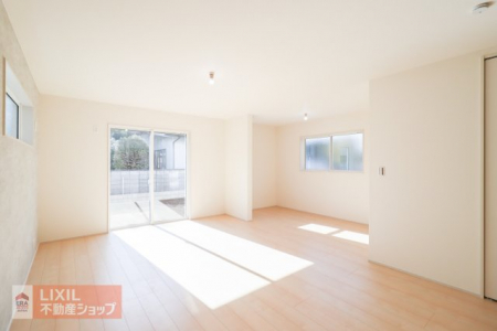 ���r���O�@�y���r���O�^���n�����ʐ^�z���邢�������̓���21���̃��r���O�͉Ƒ��c���̏ꏊ�ɂ̓s�b�^���ł��B���r���O�̂ǂ��ɂ��Ă��L�b�`���ɂ��邲�Ƒ��Ɖ�b���ł��܂��B�Ƌ�������Ă���Ƃ肪����L���ł��B