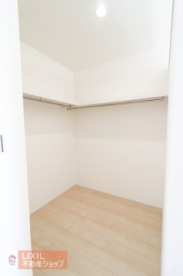 ���[�@�y���[�^���n�����ʐ^�z2�K8���̂������ɐݒu���ꂽ�E�H�[�N�C���N���[�[�b�g�ł��B��e�ʂ̎��[���b�N�Ȃǂ�u�����Ƃ��ł��܂��̂ŁA���ו��̗ʂɍ��킹�ė��p���邱�Ƃ��\�ł��B