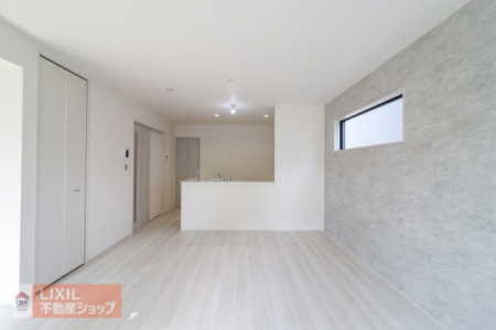 �@�y�_�C�j���O�^���n�����ʐ^�z�Ƒ��ł��낰��_�C�j���O�ł��B�Ζʎ��L�b�`���ł��H���̏��������Ȃ��炲�Ƒ��Ƃ̉�b���y���߂܂��B�_�C�j���O�e�[�u����u���Ă���Ƃ�̂���L���ł��B
