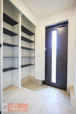 ���ց@�y���ց^���n�����ʐ^�z�������Ɩ��邢���ւ��F�l�����o�}���B�W���Őݒu�ς̃V���[�Y�{�b�N�X�ɂ��A���ւ��U�炩��Ȃ��悤�z������Ă��܂��B