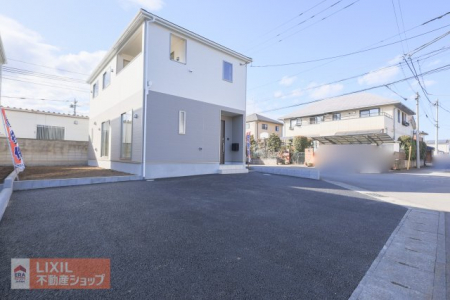 �@�y���ԏ�^���n�����ʐ^�z�������Ƃ������ԃX�y�[�X�́A����2�䒓�ԉ\�B���ԏ�̓A�X�t�@���g�Ŏd�グ���Ă���A���Ԃ�����Â炢�ł��B�J�[�|�[�g������Ă������܂��B