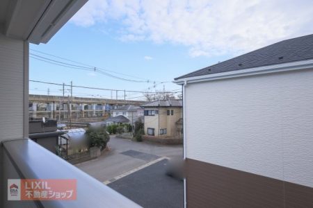 ���̑��@�y��������̒��]�^���n�����ʐ^�z�o���R�j�[����̌i�F�ł��B�����̒ʂ�A�אڂ��������Ƃ̊Ԋu���Ƃ�Ă���A�������肪�ǍD�Ȃ��Ƃ�������܂��B���ۂɌ��n�ő̊����Ă��������B