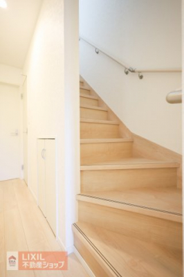 ���̑����ρ@�y�����^���n�����ʐ^�z���r���O�̋߂��ɊK�i���ݒu����Ă��܂��̂ŁA���Ƒ��Ɗ�����킹��^�C�~���O�����R�Ƒ����܂��B�K�i�ɂ͎肷����ݒu����Ă��܂��̂ň��S�ł��B