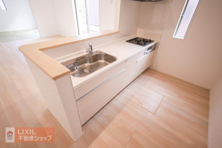 ���̑����ρ@�y���̑��ݔ��^���n�����ʐ^�z�L�X�Ƃ����V�X�e���L�b�`���B�V���N�ɂ͕֗��ȃV�����[�w�b�h�A�L�т�^�C�v�̐������W���Őݒu����Ă��܂��B�R�N�`�̃K�X�R�����ŁA�����������₷���ł��B