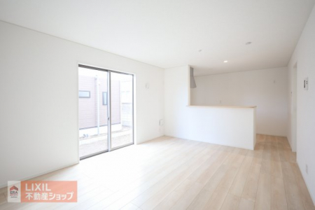 �@�y���r���O�_�C�j���O�^���n�����ʐ^�z���邢�������̓���16���̃��r���O�͉Ƒ��c���̏ꏊ�ɂ̓s�b�^���ł��B���r���O�̂ǂ��ɂ��Ă��L�b�`���ɂ��邲�Ƒ��Ɖ�b���ł��܂��B