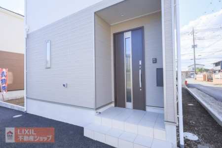 �@�y�G���g�����X�^���n�����ʐ^�z�������Ƃ������ցB�����t���̃|�[�`���̗p���āA�J�̓��ɔz�����Ă��܂��B�߂��ɑ�z�{�b�N�X��ݒu���邱�ƂŁA���֗��ɂȂ�܂��B