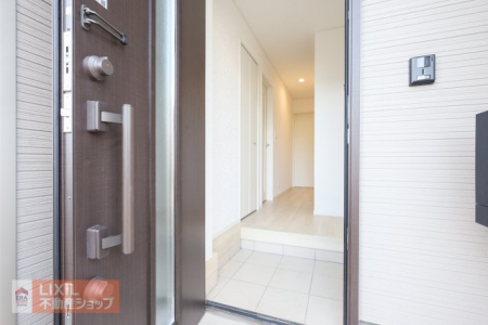 �@�y�h�Ɛݔ��^���n�����ʐ^�z���փh�A�͖h�Ɩʂɔz�������_�u�����b�N���̌����̗p�B������ȒP�ŕ�����₷���A���o�����̍ۂɂ����S�ł��B