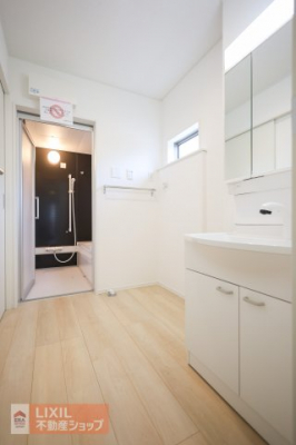 �@�y�E�ߏ�^���n�����ʐ^�z�����̑O�ɂ������܂��E�ߏ�́A�������Ƃ��Ă��܂��B�E�ߏ�ւ̖ڐ��΍�Ƃ��ēV��Ƀ��[���X�N���[����ݒu���邲��Ă��������܂��B