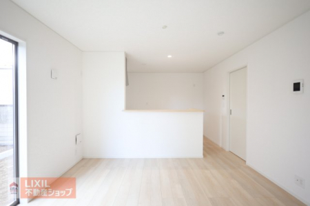 �@�y�_�C�j���O�^���n�����ʐ^�z�Ƒ��ł��낰��_�C�j���O�ł��B�Ζʎ��L�b�`���ł��H���̏��������Ȃ��炲�Ƒ��Ƃ̉�b���y���߂܂��B�_�C�j���O�e�[�u����u���Ă���Ƃ�̂���L���ł��B