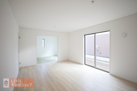 ���r���O�@�y���r���O�^���n�����ʐ^�z���邢�������̓���16���̃��r���O�͉Ƒ��c���̏ꏊ�ɂ̓s�b�^���B���r���O�̂ǂ��ɂ��Ă��L�b�`���̂��Ƒ��Ɖ�b�\�B�אڂ���4.5���̘a���ƈ�̓I�ɗ��p����΁A���L�X�I