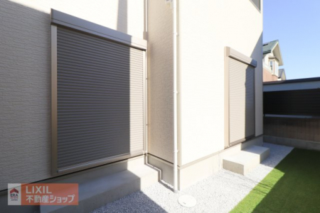 �@�y�h�Ɛݔ��z���n�����ʐ^�B�P�K���r���O�ɂ͉J���̋������ɂ��𗧂h�ƃV���b�^�[���O�ǂɓ���ސF�ł��Ă��܂��B