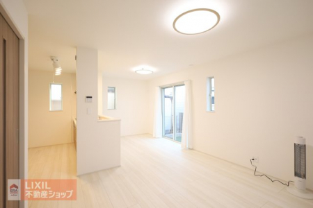 �@�y���r���O�_�C�j���O�z���n�����ʐ^�B�Ƒ��ŉ߂����邭�났�̋�ԁB������Ƃ������邢�t���[�����O�͓�������D�������˂���薾�邭���o���܂��B