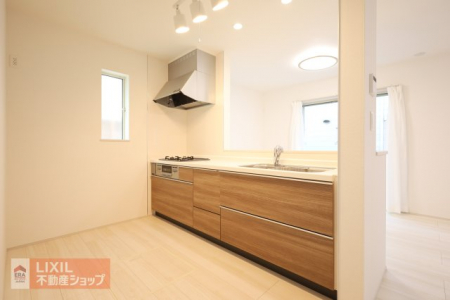 �L�b�`���@�y�L�b�`���z���n�����ʐ^�B�D�����ؖڒ���������������ۂ̃J�E���^�[�L�b�`���B�L�b�`�����烊�r���O�S�̂����n����̂ŉƑ��̉�b���e�݂܂��ˁ�