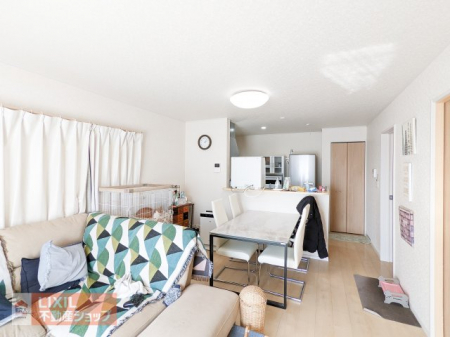 �@�Ƒ��ŉ߂����邭�났�̋�Ԃ͍L�߂̐݌v�ƂȂ��Ă���܂��B