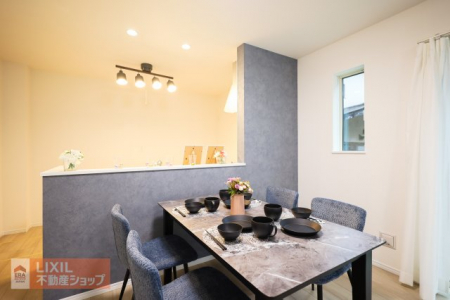 �@�y�_�C�j���O�z���n�����ʐ^�B�Ƒ��ł��낰��_�C�j���O�ł��B�Ζʎ��L�b�`���ł��H���̏��������Ȃ��炲�Ƒ��Ƃ̉�b���y���߂܂��B