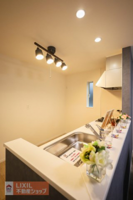 ���̑����ρ@�y���̑��ݔ��z�L�b�`���̏Ɩ��͂₳�����茳���Ƃ炵�Ă���܂��B