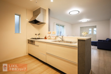 �L�b�`���@�y�L�b�`���z�Ζʎ��L�b�`���J�E���^�[�ł��q�l�̗l�q�����Ȃ��痿�����o���܂��B�X���C�h���[�ő傫�Ȓ����������N���N���[��