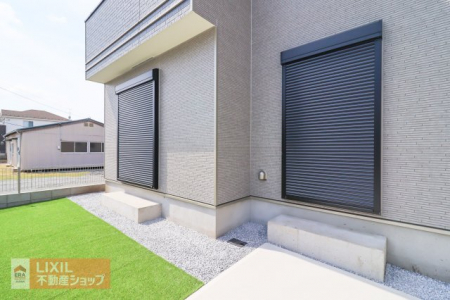 �@�y�h�Ɛݔ��z���n�����ʐ^�B�P�K���r���O�ɂ͉J���̋������ɂ��𗧂h�ƃV���b�^�[�����Ă��܂��B