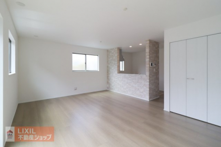 �@�y�_�C�j���O�z���n�����ʐ^�B�Ƒ��ł��낰��_�C�j���O�ł��B�Ζʎ��L�b�`���ł��H���̏��������Ȃ��炲�Ƒ��Ƃ̉�b���y���߂܂��B����͔�����Ƃ��̌���D�������˂���薾�邢��ۂɁB