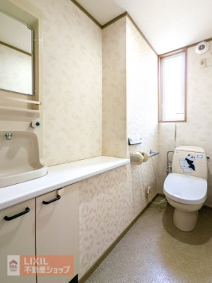 �g�C���@��􂢏�t���̍L���g�C����1�K��2�K�̂��ꂼ��ɂ���܂���