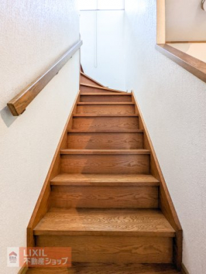 ���̑��@���ւ��烊�r���O���o�R�����A������2�K�֏オ���z�u�ɂȂ��Ă��邽�߁A�v���C�o�V�[��ی삷�邱�Ƃ��ł��܂��I�܂��A�r���Ő܂�Ȃ���^�C�v�̊K�i�ł��̂ŁA�]�|���X�N���y������܂��B