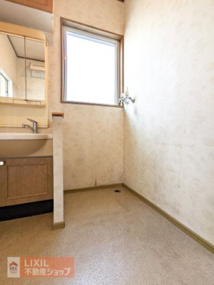 �@���󕨂���ꂽ��o�����肷��ۂ̍�ƃX�y�[�X�ɂ��z�����ꂽ�A��Ƃ�̂��郉���h���[�X�y�[�X�ł���