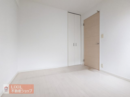 �Q���@����̔���D���������A�É��ɕ�܂ꂽ�Q���B