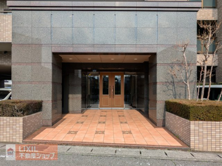 �G���g�����X�@���������̂���O���[�ƃu���E���̐Β���Ŏd�グ��ꂽ�d���ȘȂ܂��̃G���g�����X�ł��B�����̋A����ւ炵�����������Ă����@��̕��i�ł��B