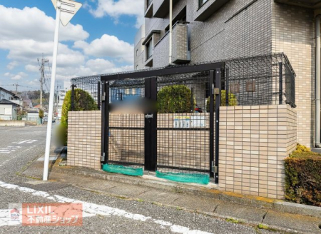 ���̑����ρ@�G���g�����X����o�Ă����E���ɐ�p�̃S�~�X�e�[�V����������܂��I